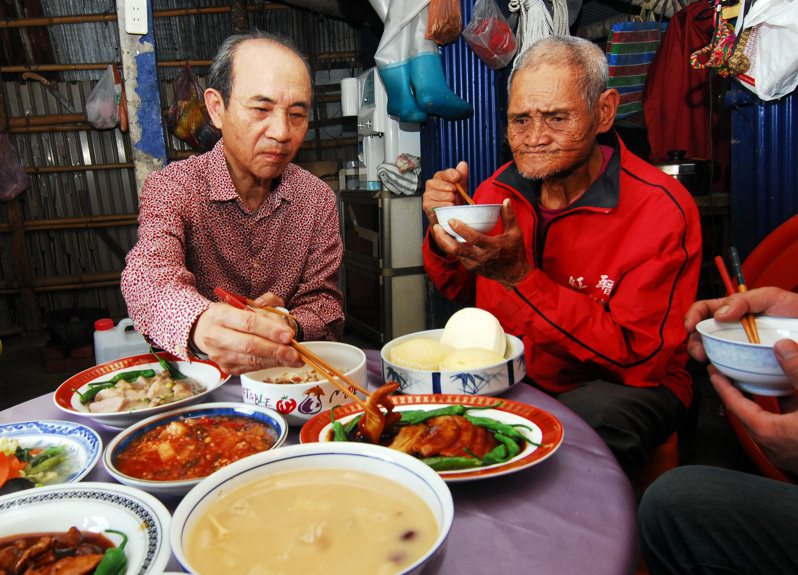 藝人小S公公許慶祥（左）突然在家裡因心肌梗塞離世，享壽84歲。本報資料照片