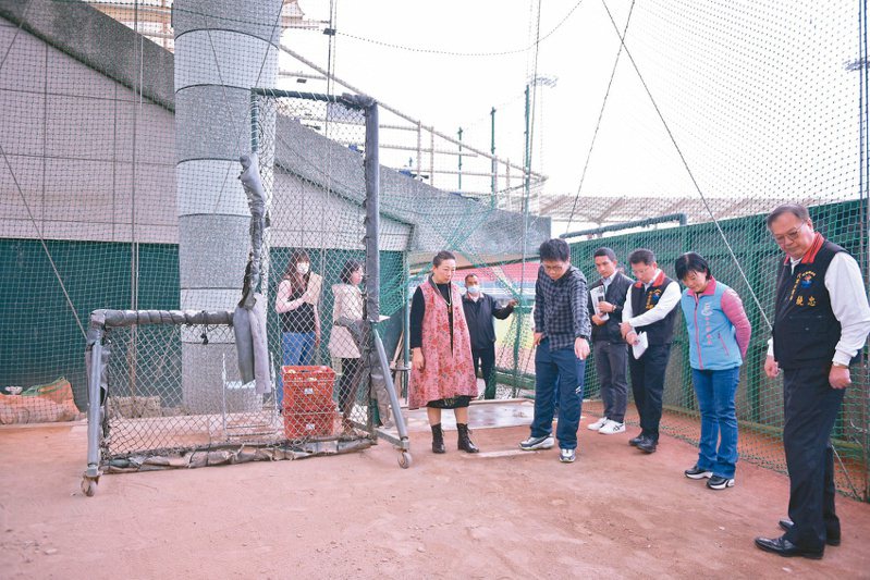 花蓮縣長徐榛蔚（左3）會勘縣立棒球場，盤點須更新、修繕的設施。圖／花蓮縣政府提供