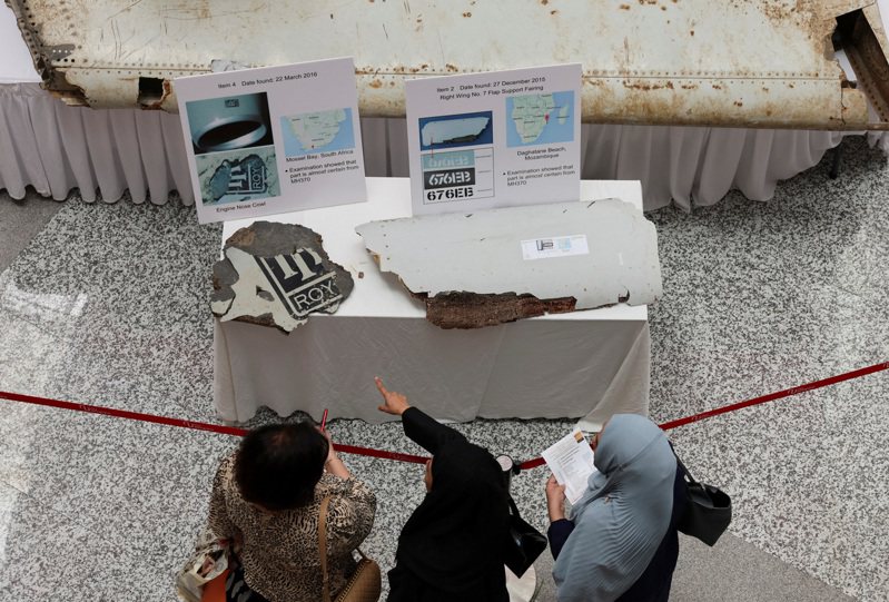 3月3日，馬航失蹤航班MH370失聯乘客的約500名家屬在吉隆坡參加紀念活動。圖為遊客在紀念該航班失蹤10週年的紀念活動中，查看據信來自馬來西亞航空公司 MH370航班失踪的飛機殘骸。路透