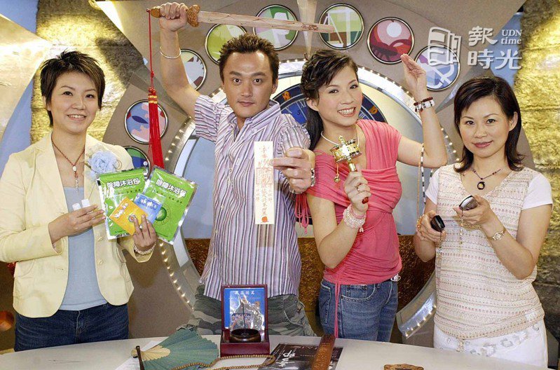 命運好好玩(左)薇薇安、何篤霖、郭靜純、雨揚居士。圖／聯合報系資料照（2004/08/19 蘇正中攝影）