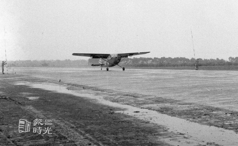 1959年5月22日，陸軍北部龍岡機場落成典禮，一架飛機在跑道上。圖／聯合報系資料照(1959/05/22 陳明輝攝影)