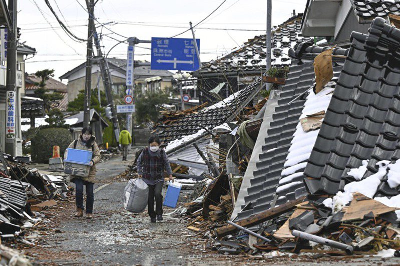 日本能登半島地震自元旦發至生今已逾兩個月，災區各地方政府多數職員1月為全力因應災情，不少人單月加班時數都超過100小時，已逾「過勞死界線」。美聯社