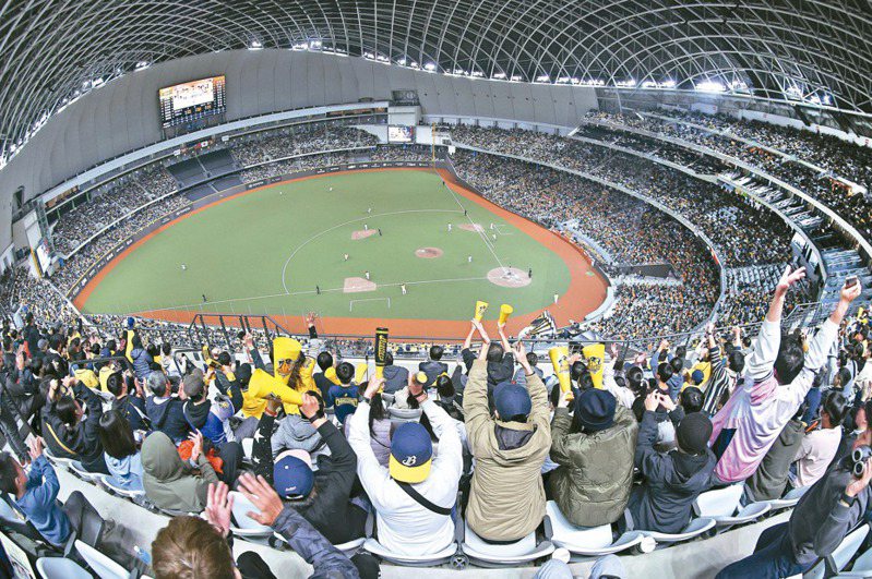 「TOYOTA 2024讀賣巨人軍90週年紀念台灣試合」昨天在台北大巨蛋吸引3萬7890人進場，球迷不只見證歷史，場上有好表現時起立歡呼，聲勢浩大。記者侯永全／攝影