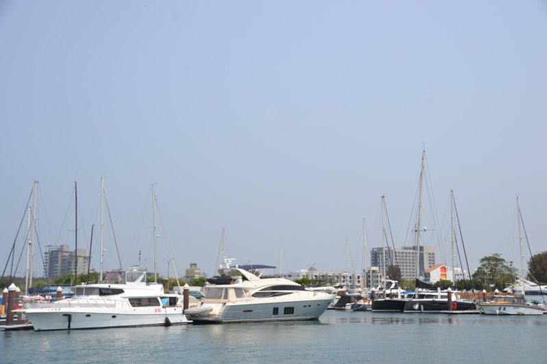 漁業署在安平漁港設置的遊艇碼頭，泊位均已出租，許多人排隊等候，地方也發出增加泊位的聲音。記者鄭惠仁／攝影