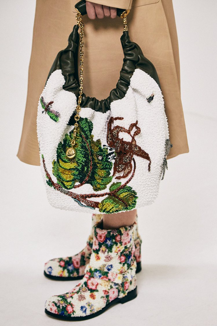 以刺繡珠飾裝飾Albert York油畫的Squeeze包與短靴。圖／LOEWE提供