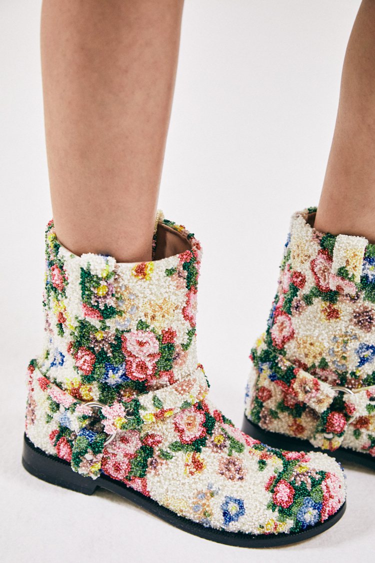 Albert York的花卉靜物圖案以刺繡工藝的方式呈現在鞋履上。圖／LOEWE提供