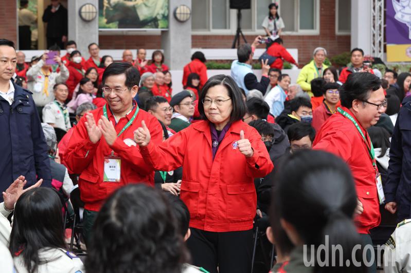 蔡英文總統（中）今天出席「中華民國童軍總會113年全國童軍節慶祝大會」，向在場的童軍們比讚。記邱德祥/攝影