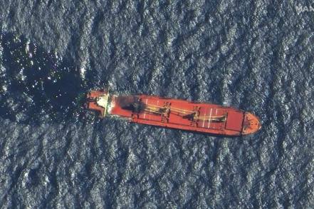 英國商船Rubymar遭胡塞襲擊後沉船，導致部分國家網路出現問題。圖為商船沉沒前衛星照片。（美聯社）