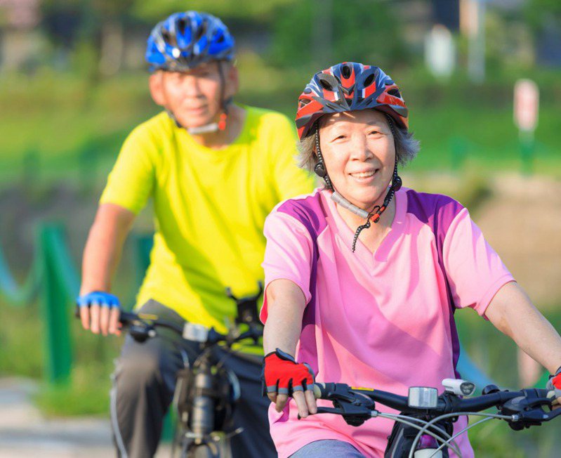 騎單車能提升心率，促進全身血液循環。圖／123RF