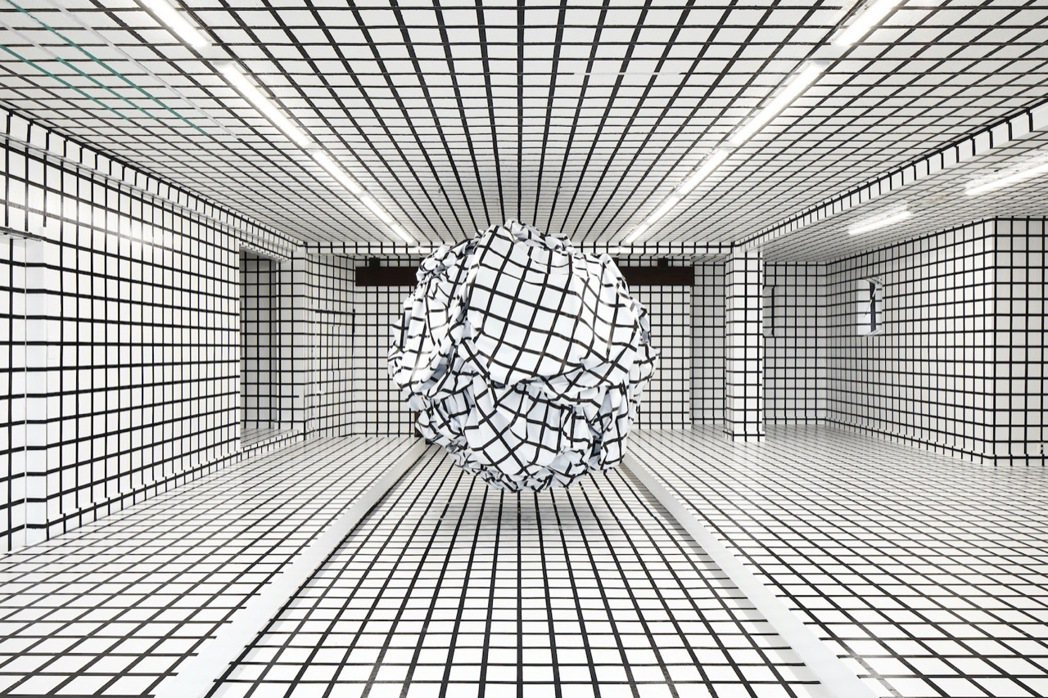 義大利藝術家Esther Stocker擅以黑白幾何圖形營造目眩神迷的作品，此為...