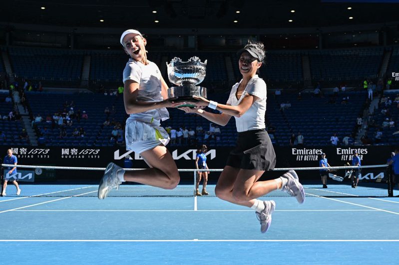 今年澳網完成雙冠的「一姊」謝淑薇(右)，本周印地安泉女網賽單、雙並行，今天單打會外賽首輪還演出逆轉勝。 法新社