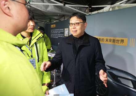 能元科技總經理薛人禎也親自到台大校招現場，解說電池產業，跟應屆畢業生互動熱烈。記者潘俊宏／攝影