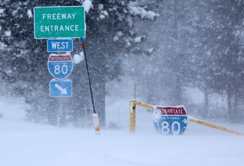 美國加州內華達山脈（Sierra Nevada）週末暴風雪導致通往內華達州的一條主要公路關閉之後，今天山區大半地區料再降下超過30公分的大雪，預報員警告有極大的雪崩風險。圖為加州內華達山脈遭遇多日猛烈冬季風暴，80號州際公路(I-80)入口被雪覆蓋。法新社