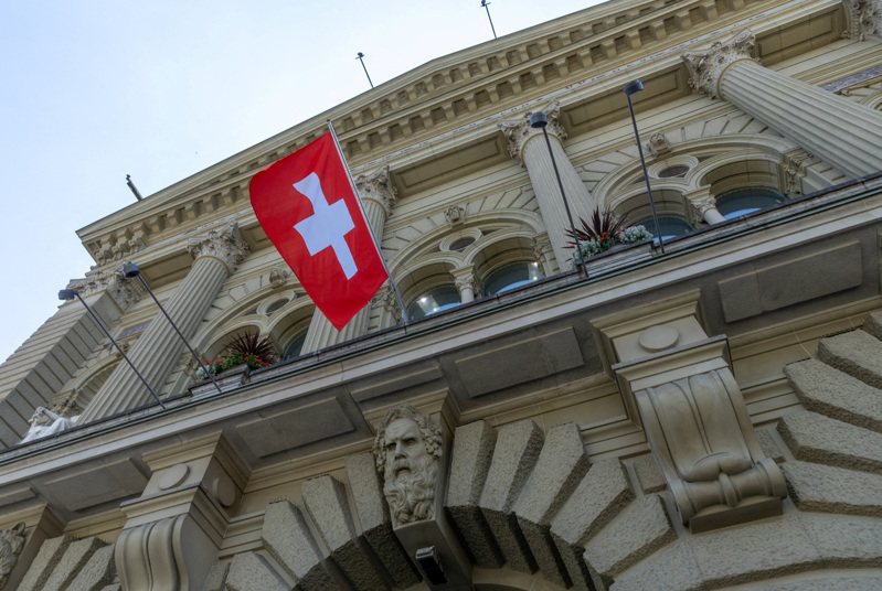 瑞士選民今天以壓倒性多數支持一項增加養老金的提案，由於瑞士高齡人口正面臨生活費飆升問題，因此被支持者譽為「歷史性的」舉措。圖為瑞士伯爾尼瑞士議會大廈上飄揚著瑞士國旗。路透資料照