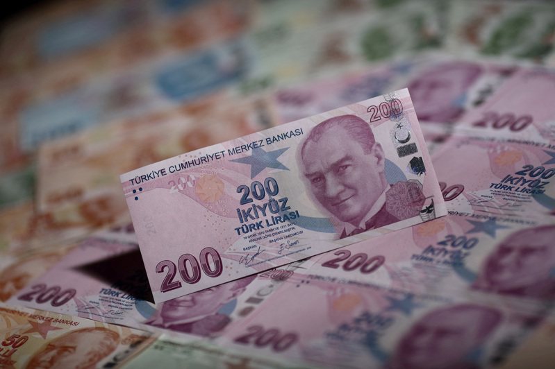 今天公布的官方數據顯示，土耳其2月消費者物價指數（CPI）較去年同期上漲67.1%，漲幅由1月持穩的64.9%反彈，顯示先前一連串升息行動未能促使土耳其通貨膨脹降溫。土耳其里拉紙幣。路透