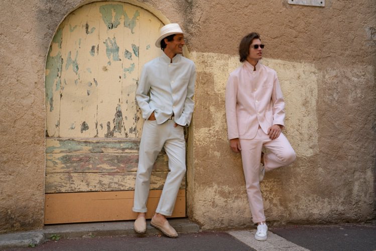 agnès b.春夏系列男裝亞麻材質休閒西裝選用粉色與天然原色，洋溢輕柔的法式氣息。圖／agnès b.提供