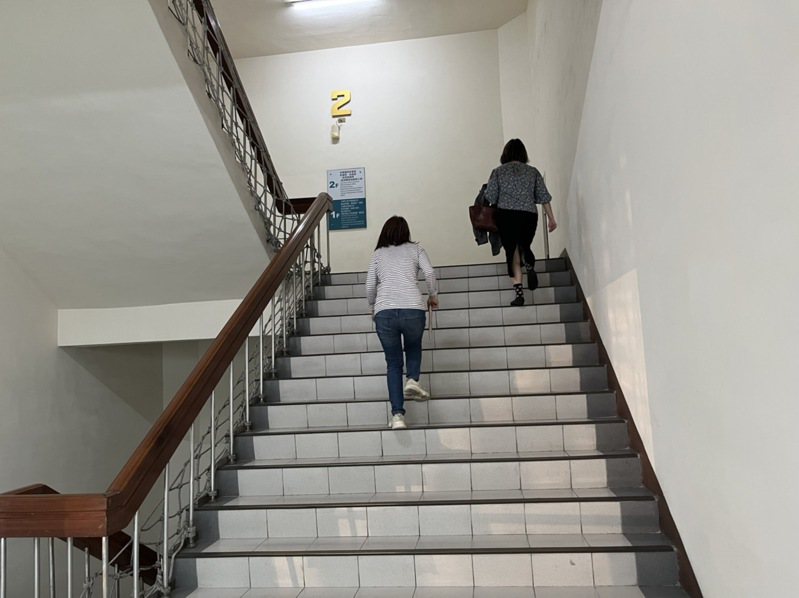 國人平均每天久坐6小時，國健署建議可以走樓梯就不要坐電梯，也可以從步行走上幾層樓後再搭乘電梯，慢慢增加身體活動量。本報資料照