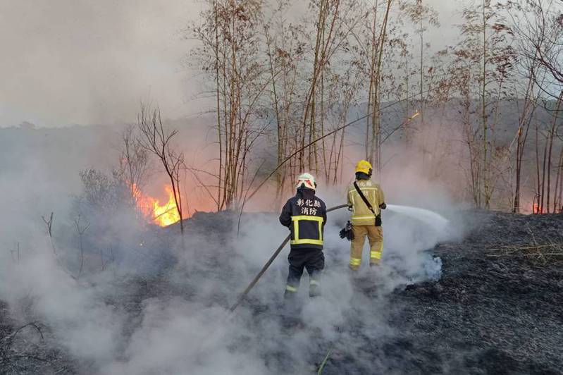 彰化市東區八卦山區近日火燒山，消防人員在火場中灌救。圖／消防局提供