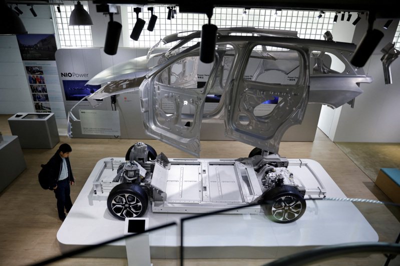 根據業界專家，大陸車廠開發電動車比他國競爭對手快30%。圖為蔚來電動車模型。路透