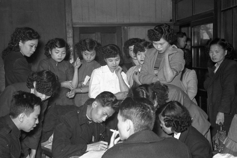 1954年3月5日，台灣省衛生處性病防治中心為私娼體檢，並舉辦有關「性」衛生的講解，導致寶斗里的芳明戲院，罕見塞滿人潮。圖／聯合報系資料照片