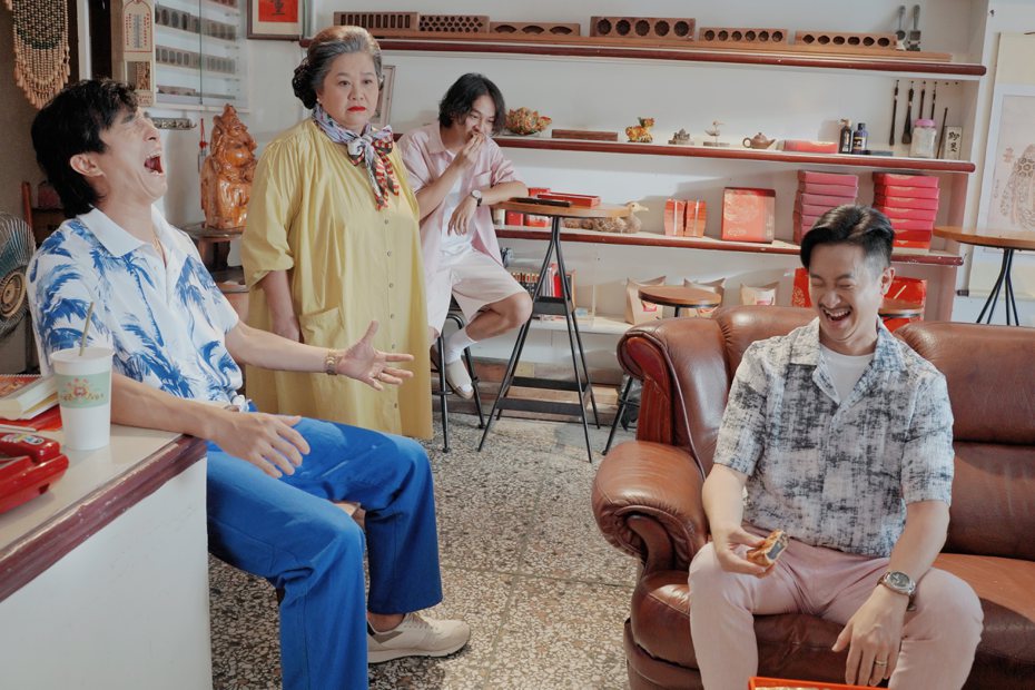 鍾欣凌(左二)曝「婆婆2」發展有大轉變。圖／公共電視提供