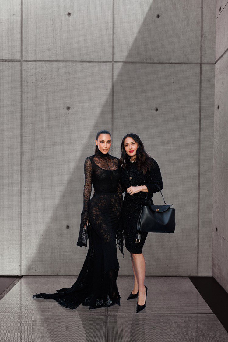 （由左至右）時尚名媛金卡戴珊與女星莎瑪海耶克出席BALENCIAGA冬季24系列時裝大秀。圖／BALENCIAGA提供