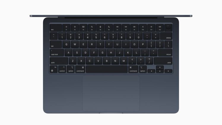 MacBook Air備有4款絕美顏色可供選擇，其中包括採用突破性陽極處理密封技術以減少指紋的午夜色。圖／蘋果提供