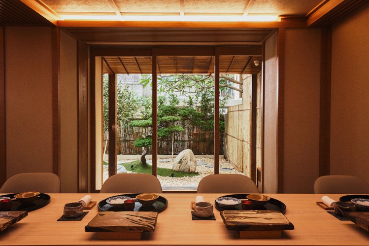 「元一天婦羅」精巧的日式庭園造景，讓饕客彷彿置身日本。圖／元一提供