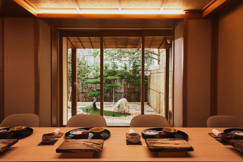 「元一天妇罗」精巧的日式庭园造景，让饕客仿佛置身日本。图／元一提供