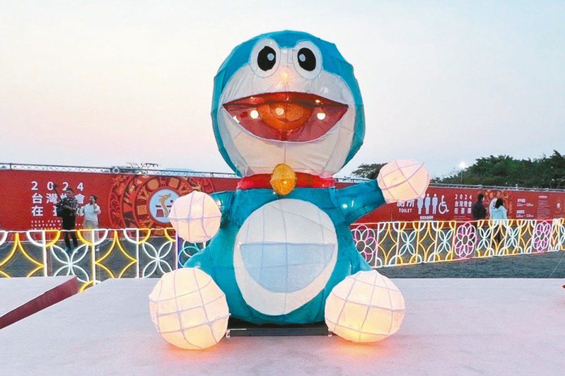 台灣燈會高鐵燈區的競賽作品「童年時光機」，因卡通人物哆啦A夢外觀引發議論，市府順勢行銷，祭出遊客對此拍照打卡，就可兌換限量禮品。圖／南市觀旅局提供