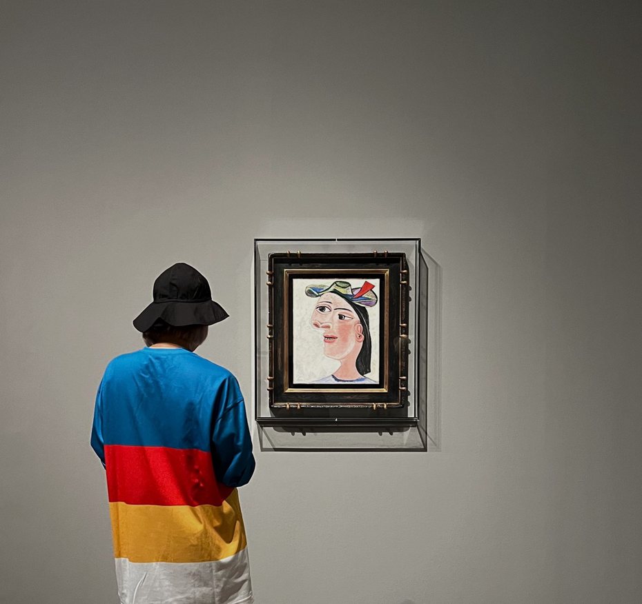 英國泰德現代美術館展覽「Capturing the Moment」展場一隅，展出立體派美術史巨匠--巴布羅 · 畢卡索 (Pablo Picasso)作品〈Buste de Femme〉1938 （照片提供：國巨基金會YAGEO Foundation）