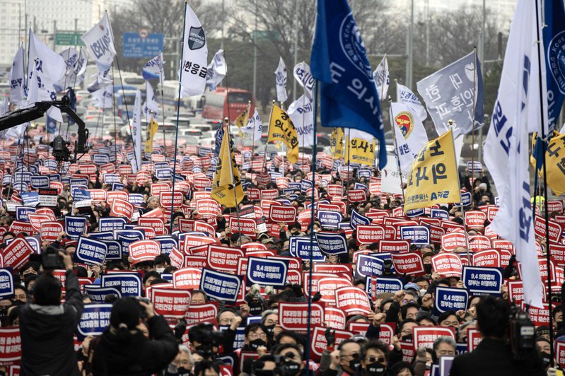 南韓醫師與政府針對醫療改革的僵局不斷升級，圖為上千名南韓醫師3日走上首爾街頭抗議。（歐新社）
