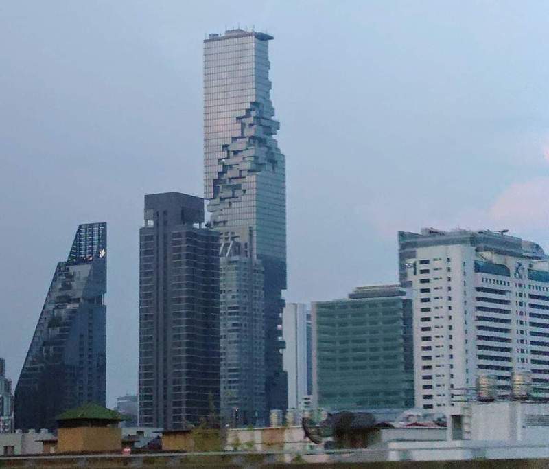 北市副市长李四川今天一早贴出曼谷有碎片摩天大楼之称、充满设计感的高楼外观，并称赞其缺而美的设计感，引发网友留言热议。图/引用自李四川脸书