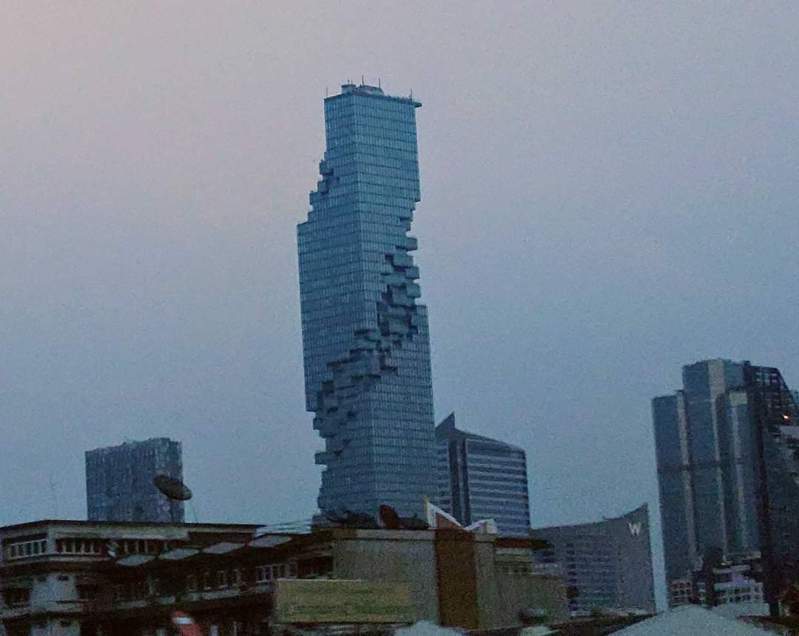 北市副市長李四川今天一早貼出曼谷有碎片摩天大樓之稱、充滿設計感的高樓外觀，並稱讚其缺而美的設計感，引發網友留言熱議。圖/引用自李四川臉書