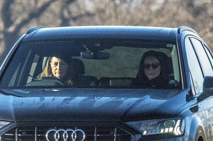 媒体在温莎城堡外直击英国凯特王妃最新身影，由母亲开车、坐在副驾的凯特戴着墨镜，脸上一抹浅浅笑意，打破外界对于她病后神隐的诸多揣测。取自X(photo:UDN)