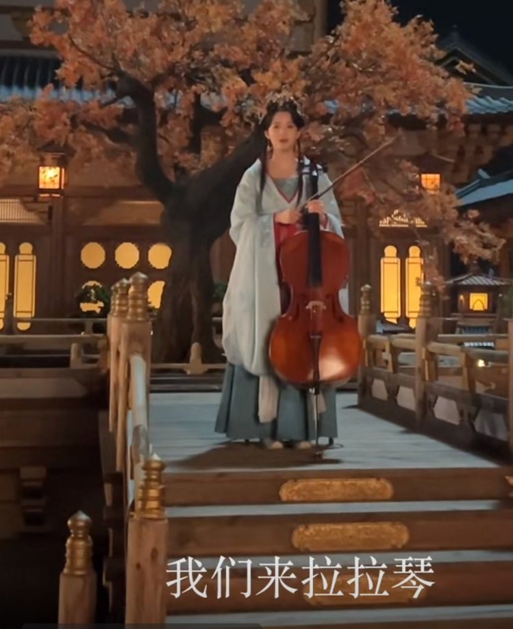 歐陽娜娜在「永安夢」拍攝現場拉大提琴。圖／摘自微博