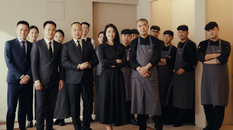 北京「蘭齋」主理人趙佳（前排右二）、主廚戴軍（前排右一）與團隊。圖／Asia's 50 Best Restaurants提供