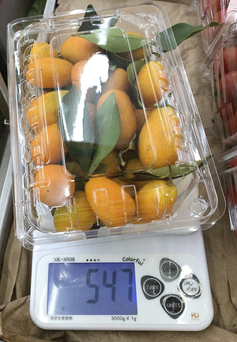 台北市卫生局1月抽验53件生鲜蔬果检验残留农药，包含金枣、草莓等15件产品不符规定。图／台北市卫生局提供