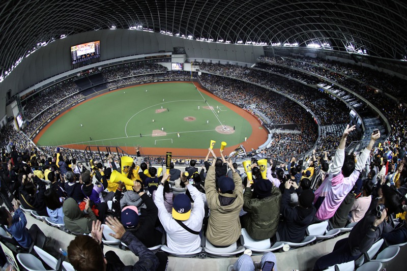 讀賣巨人對中信兄弟交流賽在台北大巨蛋登場，吸引逾3萬7千球迷入場。記者侯永全／攝影