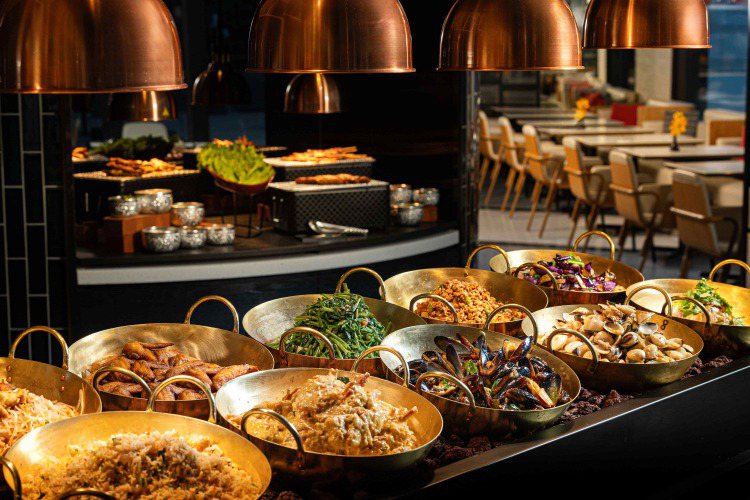 鑊香滿溢的熱食窯烤區，共有近30道泰式經典美食輪番上陣。圖/晶華酒店提供
