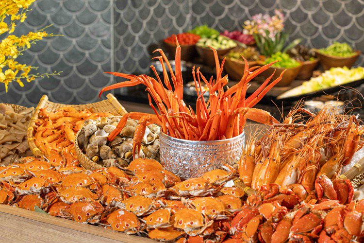 周末餐期加碼個頭碩大的泰國蝦及鮮甜松葉蟹腳無限享用。圖/晶華酒店提供
