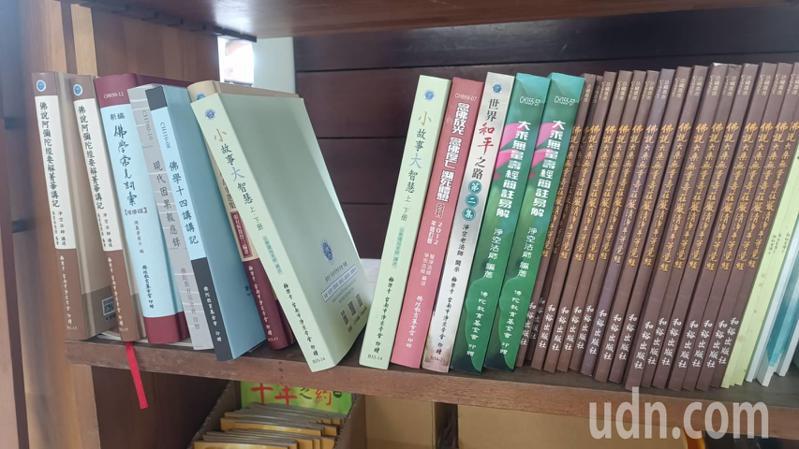 台東縣境內火車站「微型圖書館」書架上，也成其他民間宗教團體擺放其他書籍的平台，引來旅客抱怨。記者尤聰光／攝影