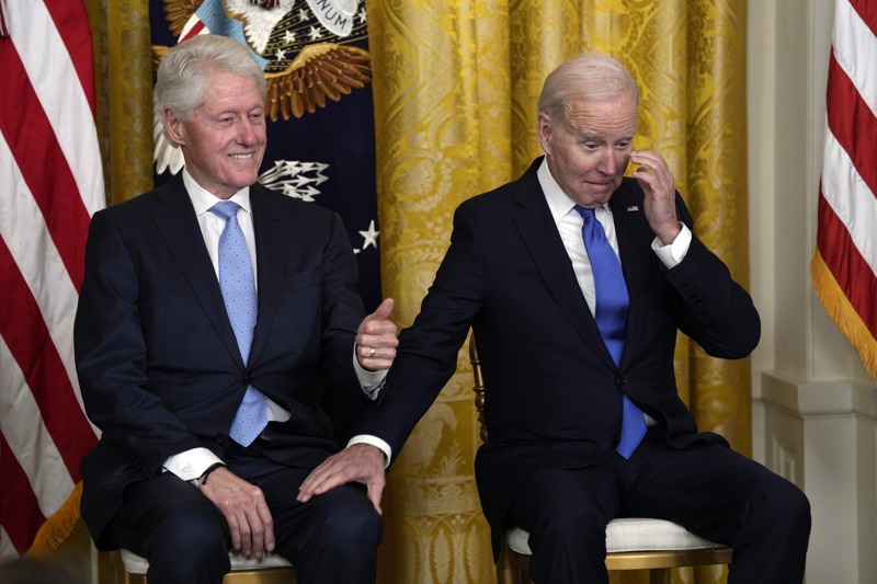 美國總統拜登（右）選情陷入危機，前美國總統柯林頓（左）看不下去，親自出馬面授機宜。路透