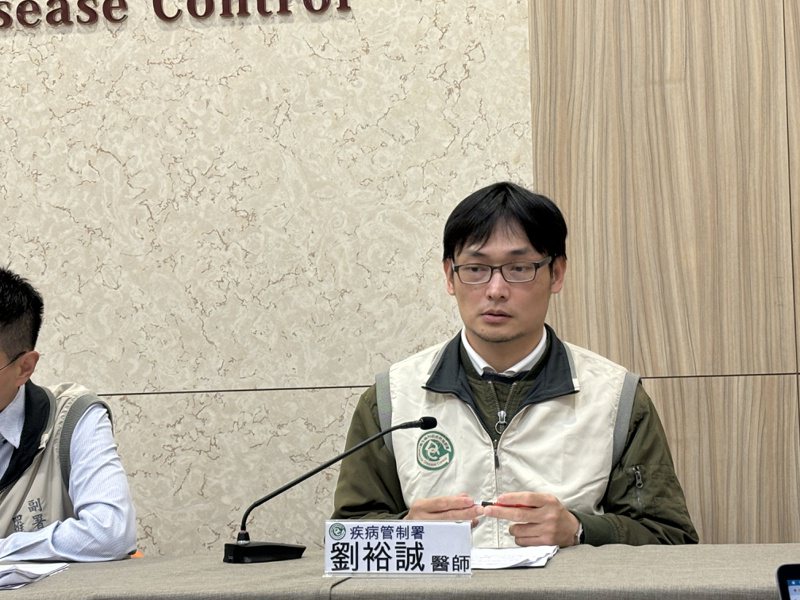 疾管署防疫醫師劉裕誠說明兩例兒童死亡個案狀況。記者李青縈／攝影