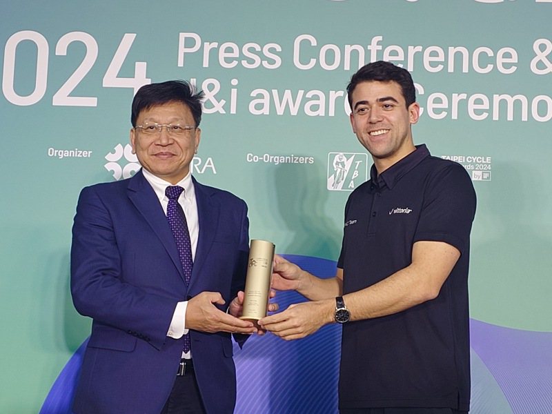 外貿協會副秘書長邱揮立（左）頒發金質獎-綠色永續獎。黃淑惠攝