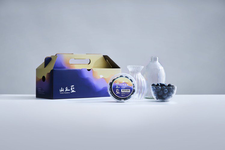 全家行動購、全+1商城、全+1社群電商開賣「山丘藍」台灣藍莓100克6入組禮盒，特價909元（原價1,091元）。圖／全家便利商店提供