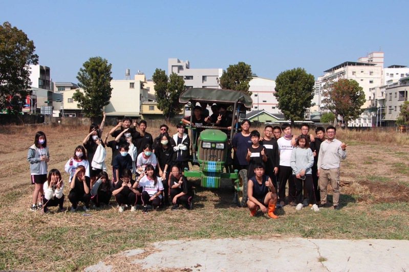安定区青农群指导南大附中学生体验操作新式农机。图／李昆桓提供