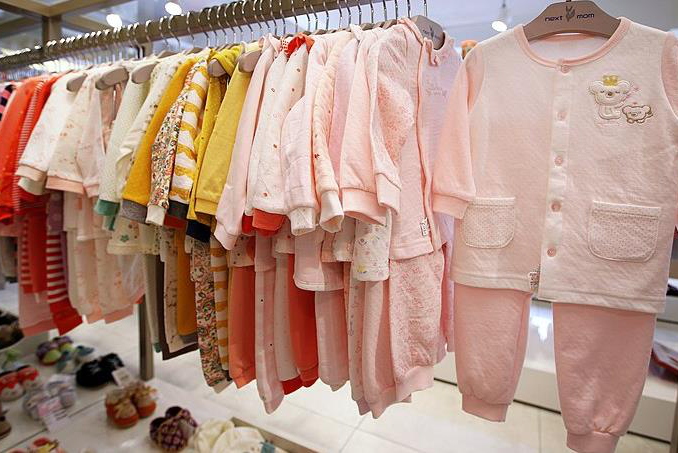 生產全系列嬰幼兒用品的阿卡邦公司股價今年漲幅超過70%，成為南韓少子家庭反而增加育兒投資的獲益者。圖／取自維基共享資源