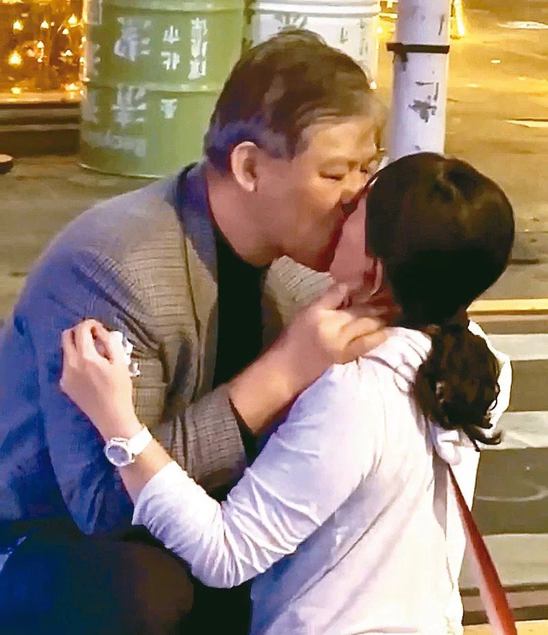 國安局特勤中心少將謝靜華（左）今年2月酒醉在街邊強吻尤姓女軍官遭處分。圖/翻攝爆料人提供影片