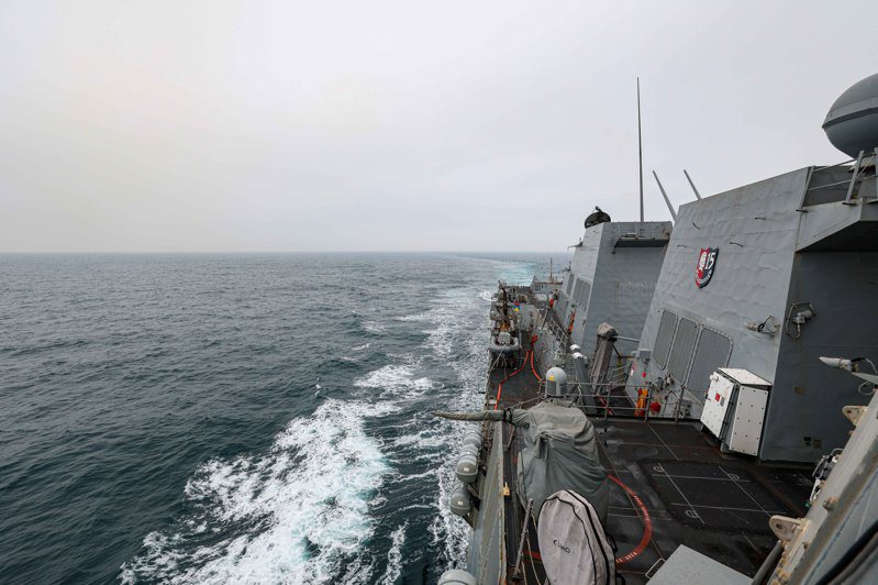 美國海軍第7艦隊發布聲明表示，美軍勃克級驅逐艦約翰·芬恩號(USS John Finn DDG-113)」5日由南向北例行性通過台灣海峽。圖／取自美軍第七艦隊臉書